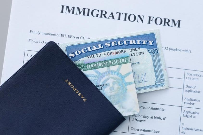 Pasaporte de EE.UU., tarjeta de seguro social, y tarjeta de residencia permanente (verde).