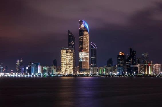 Vista nocturna del paisaje urbano de Abu Dhabi, Corniche Abu Dhabi.