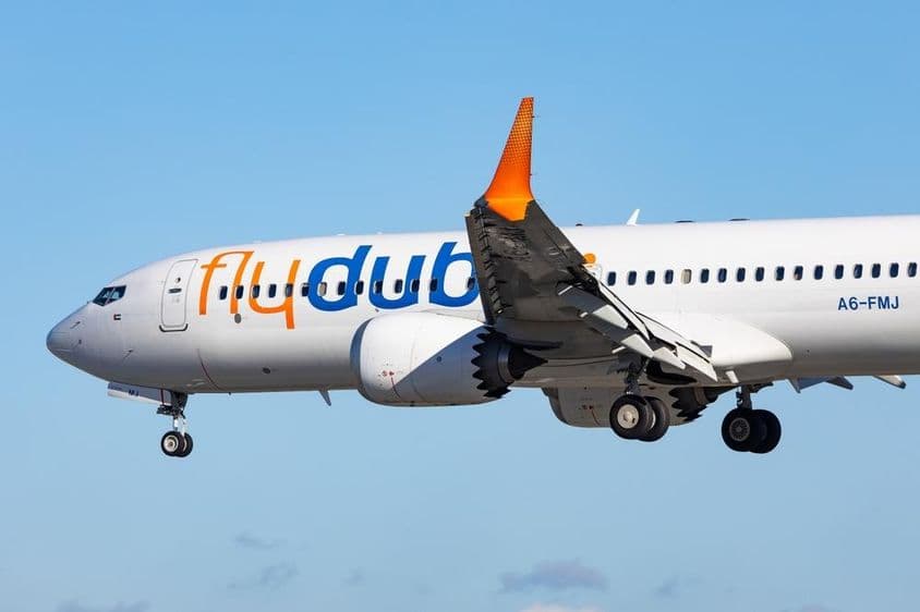 Avión Boeing 737-8max de la aerolínea FlyDubai en configuración de aterrizaje.