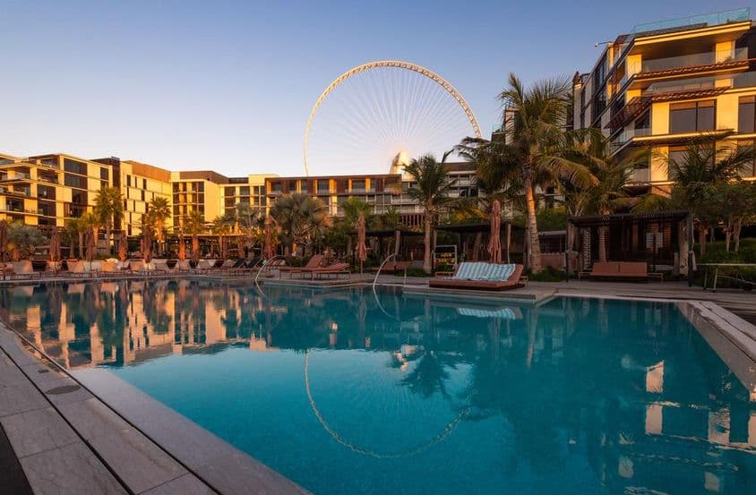 Piscina en el Hotel Caesars Palace Bluewaters en Dubái.