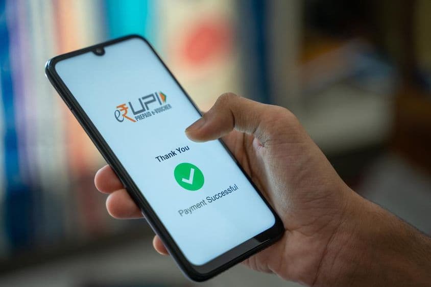 Transferencia de dinero usando e-RUPI, un código QR o un bono electrónico basado en cadena SMS.