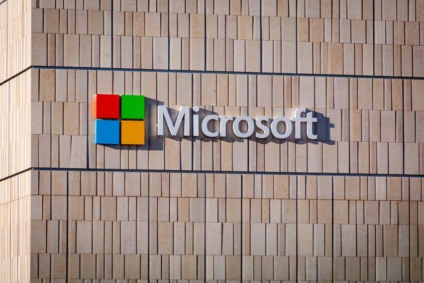 Letrero de Microsoft en un edificio del Campus de Silicon Valley.