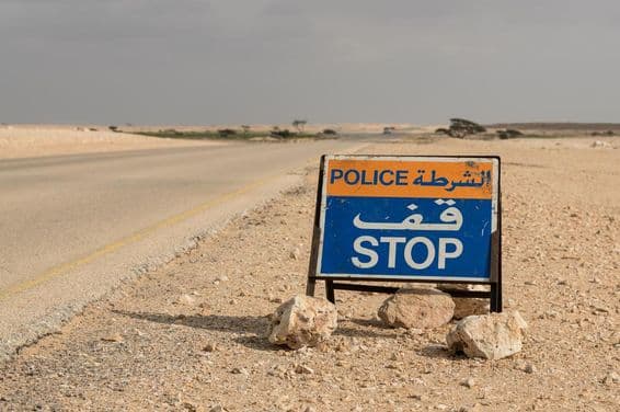 Señal de alto de la policía en un camino del desierto.