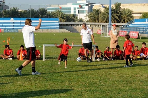 Campamento de fútbol juvenil AC Milan para niños y niñas en Dubái.