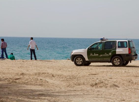 Un SUV policial en la playa de Jumeirah.