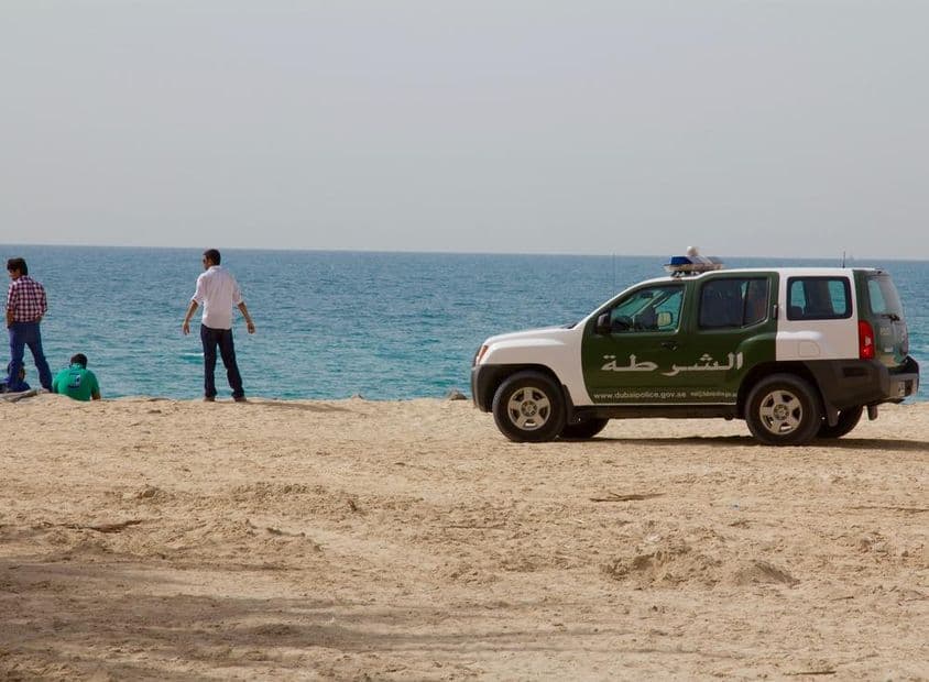 Un SUV policial en la playa de Jumeirah.