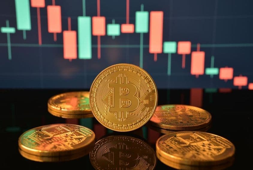 Una pila de monedas de Bitcoin doradas.