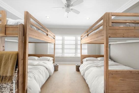 Habitación con cama litera.