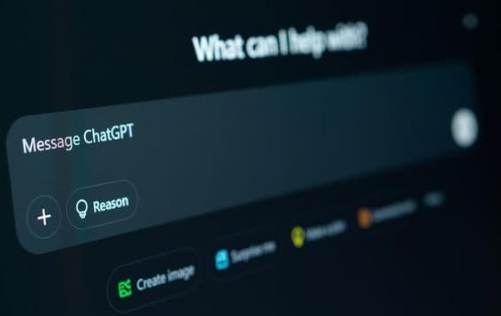 ChatGPT en pantalla de laptop.