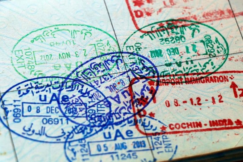 Sellos oficiales de EAU e India en una página de pasaporte.