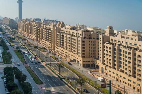 Palm Jumeirah, carretera de Shoreline Apartments, de día.