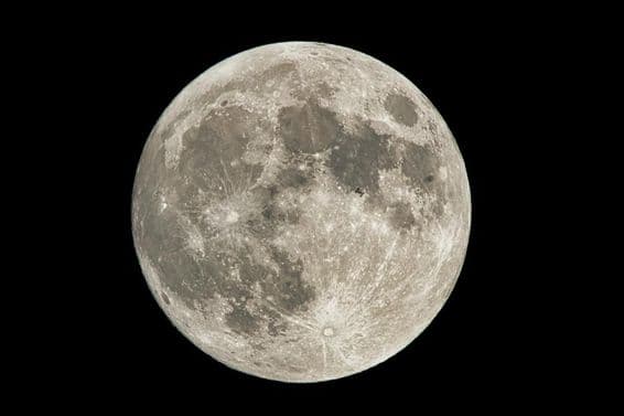 Luna llena en el cielo.