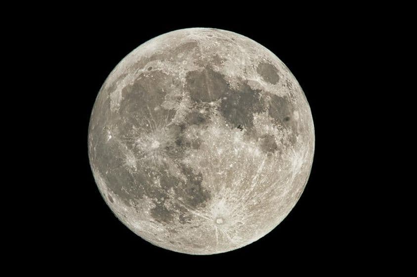 Luna llena en el cielo.