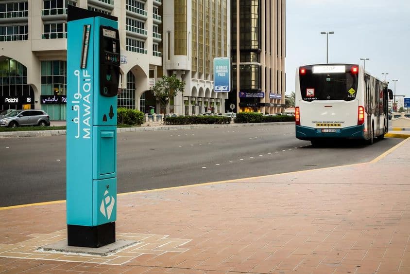 Impresora de tickets de estacionamiento MAWAQIF en la capital de los EAU.