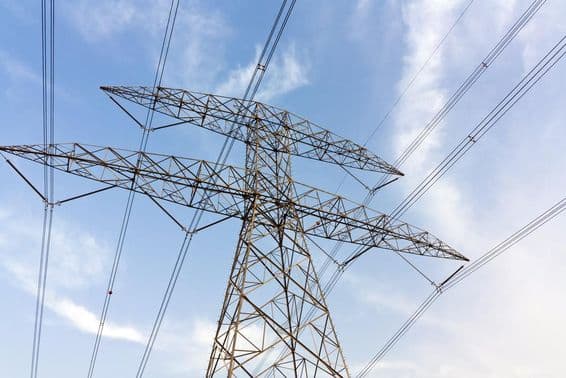 Líneas de transmisión de alta tensión y nubes.