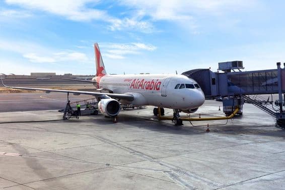Avión Oman Air Arabia A6-AUB, Airbus A320 en la pista del aeropuerto de Abu Dhabi.