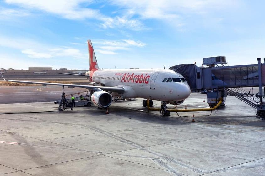 Avión Oman Air Arabia A6-AUB, Airbus A320 en la pista del aeropuerto de Abu Dhabi.