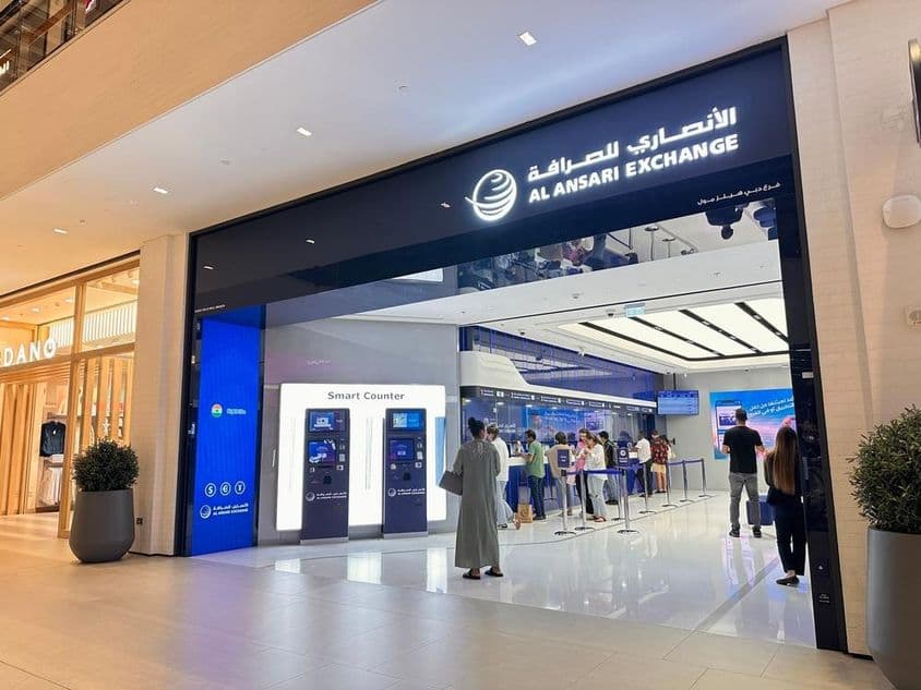 Entrada de Al Ansari Exchange en un centro comercial.