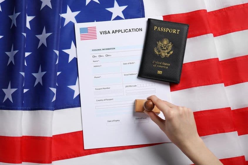 Mujer estampando el formulario de solicitud de visa.