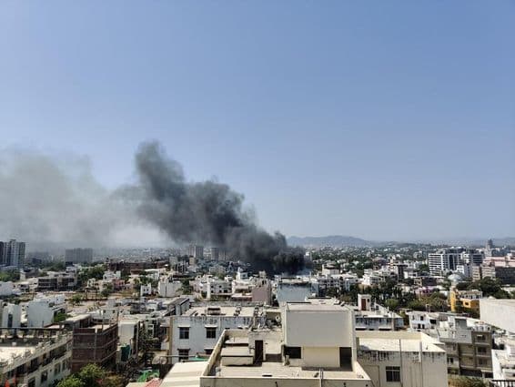 Una gruesa columna de humo negro se eleva sobre la ciudad.
