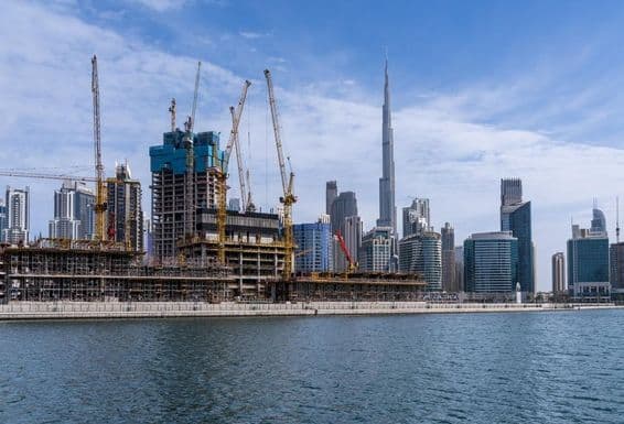Grúas construyendo nuevos apartamentos en el área de Business Bay en Dubái.