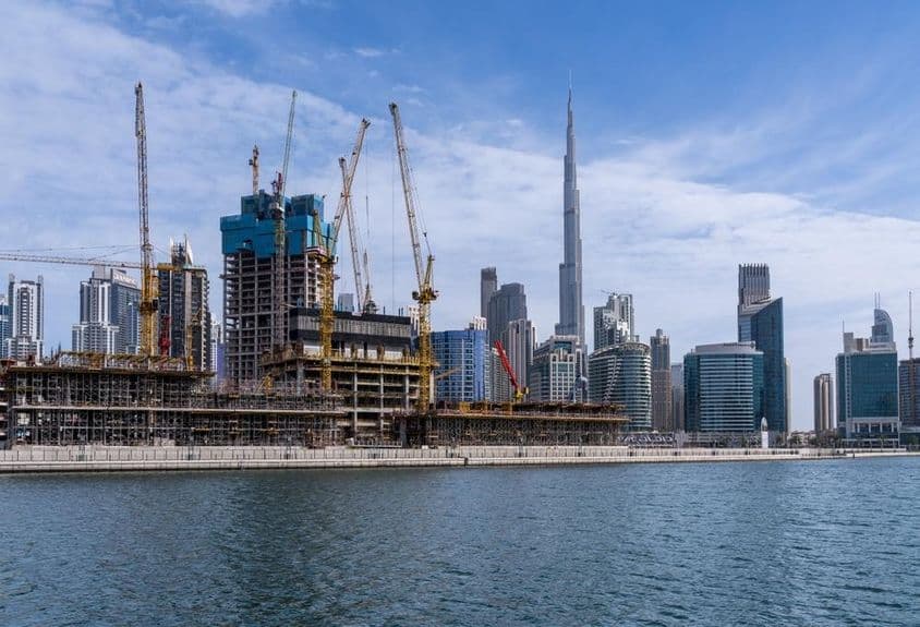 Grúas construyendo nuevos apartamentos en el área de Business Bay en Dubái.