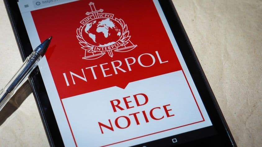 La Notificación Roja de Interpol mostrada en la pantalla de un teléfono móvil.