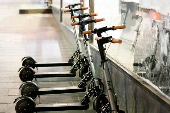 Scooter eléctrico plateado/gris de alquiler de Hoop.