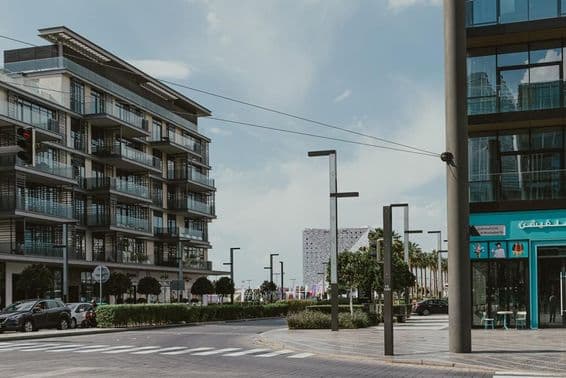 Vista de la calle Al Mustaqbal en el Dubai City Walk con apartamentos modernos.