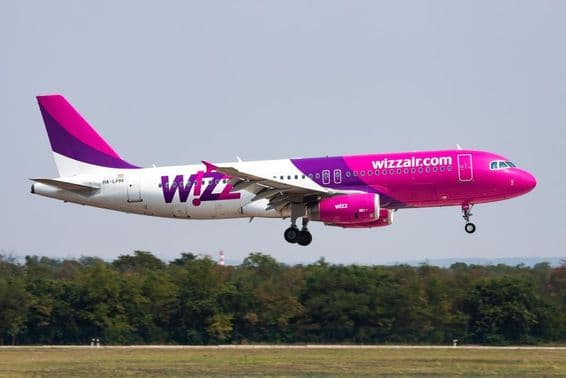 Avión de pasajeros de Wizz Air aterrizando en un aeropuerto.