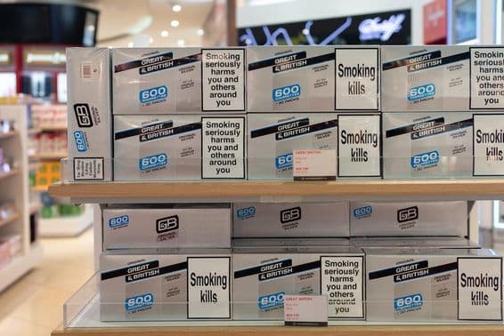 Cigarrillos a la venta en el área libre de impuestos del Aeropuerto Internacional de Dubái.