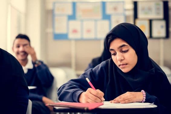 Niños musulmanes estudiando en un aula.