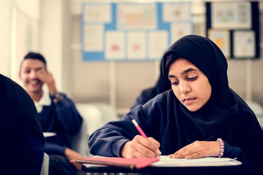 Niños musulmanes estudiando en un aula.