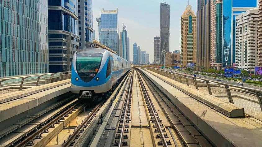 Metro de Dubai en un día de verano.