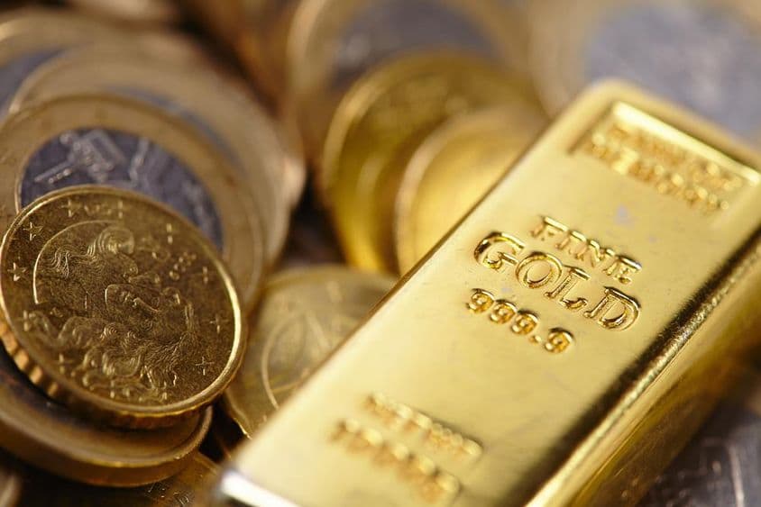 Lingotes de oro y monedas de oro.
