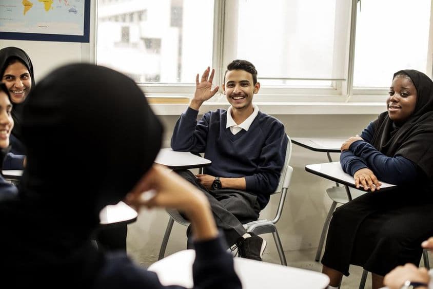 Niños musulmanes estudiando en un aula en Dubái.