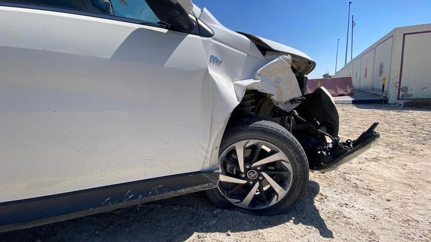 Coche blanco involucrado en accidente en Dubái.