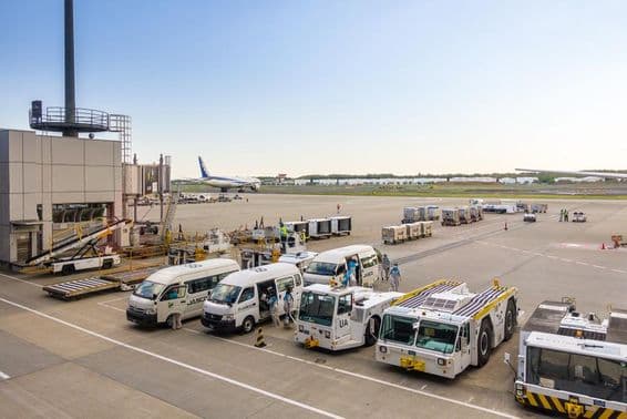 Vehículos de servicio terrestre de aeronaves.