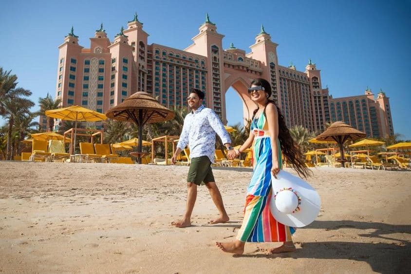 Turistas felices en Dubái durante las vacaciones.