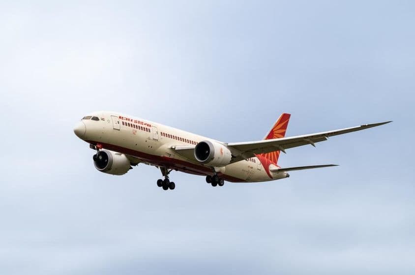 Avión Boeing 787-8 de Air India iniciando descenso.
