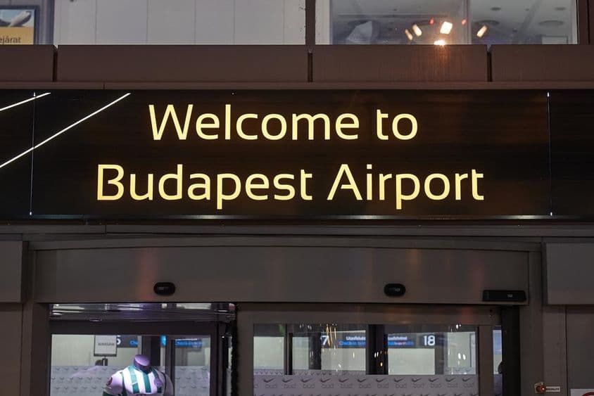 Cartel de bienvenida en el Aeropuerto Internacional Ferenc Liszt de Budapest en Hungría.