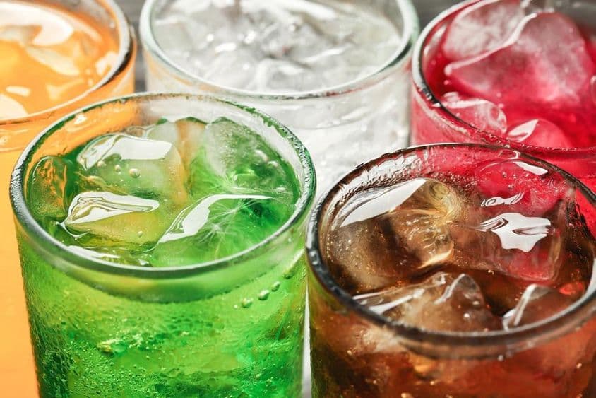 Refrescos mezclados con soda de alto contenido en azúcar.