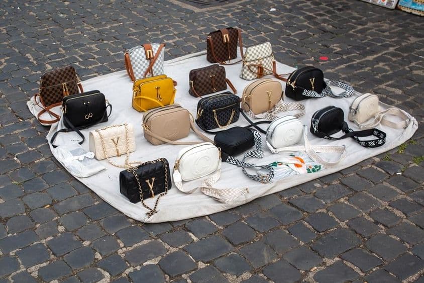 Bolsos y carteras falsificadas a la venta en las calles de Roma.