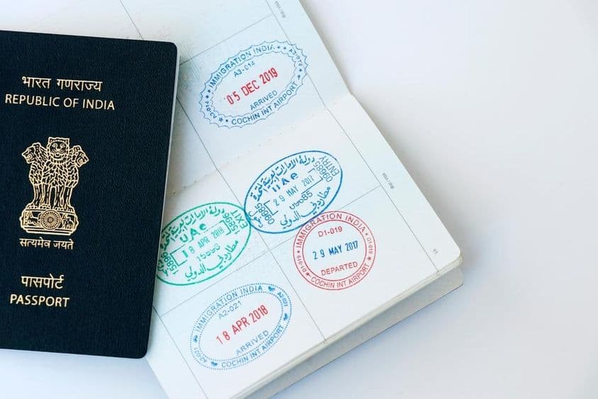 Sellos oficiales de Emiratos Árabes Unidos e India en una página de pasaporte.
