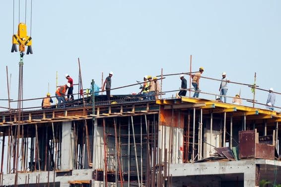 Dubái, Emiratos Árabes Unidos Hombres filipinos trabajando en un edificio.