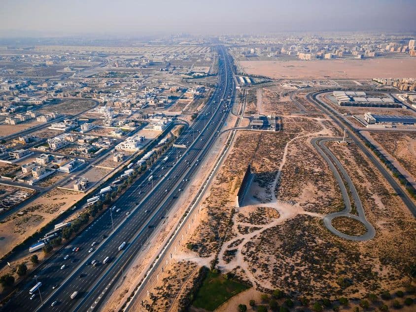 E311 carretera Sheikh Mohammed bin Zayed en las afueras de Dubái.