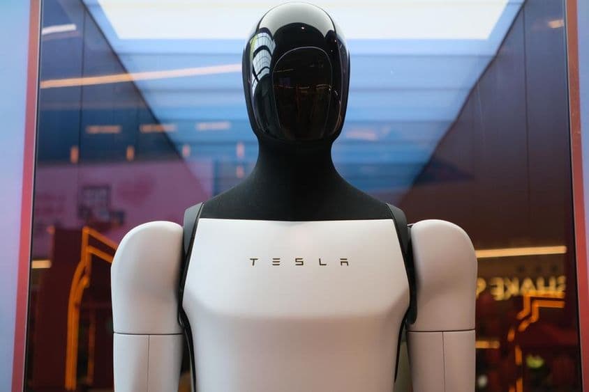 Robot Tesla Optimus con logotipo de la marca.