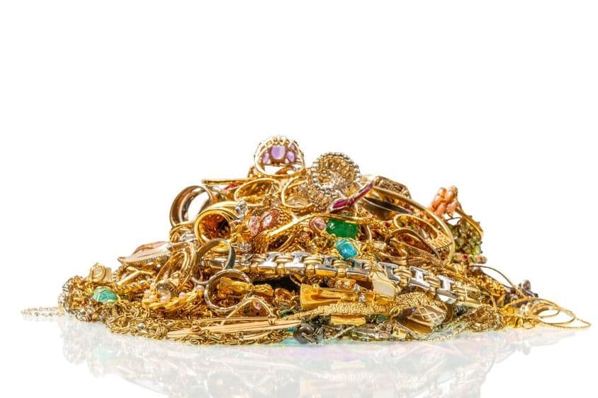 Colección de joyería de oro con piedras de rubí y zafiro.