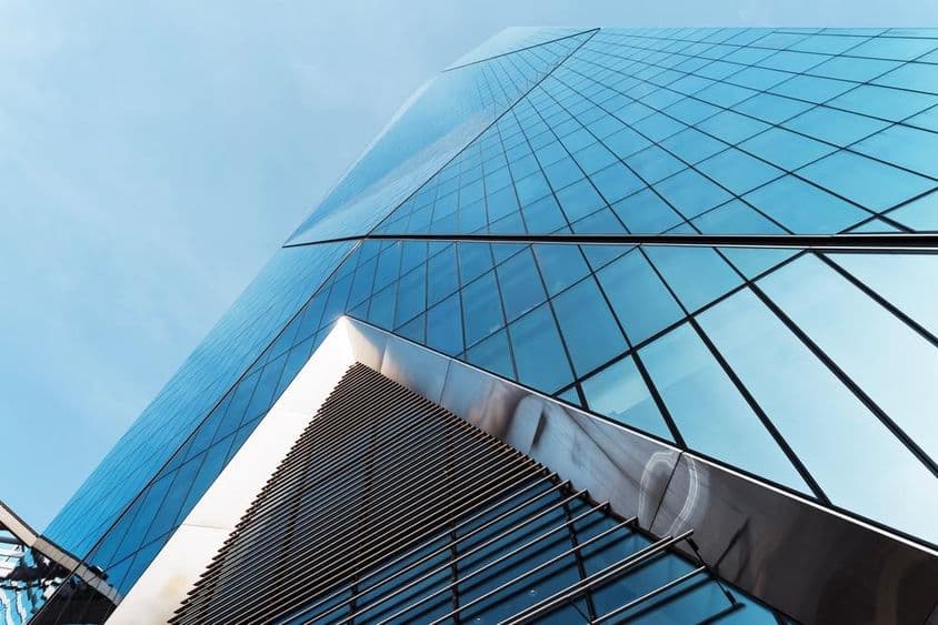 Vista frontal de calle de un edificio de oficinas en Dubái.