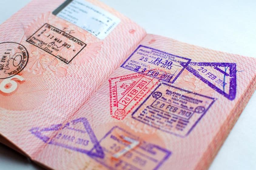 Pasaporte ruso sellado en un cruce fronterizo.
